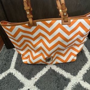 NWOT Dooney & Bourke Orange and White Chevron Shoulder Purse